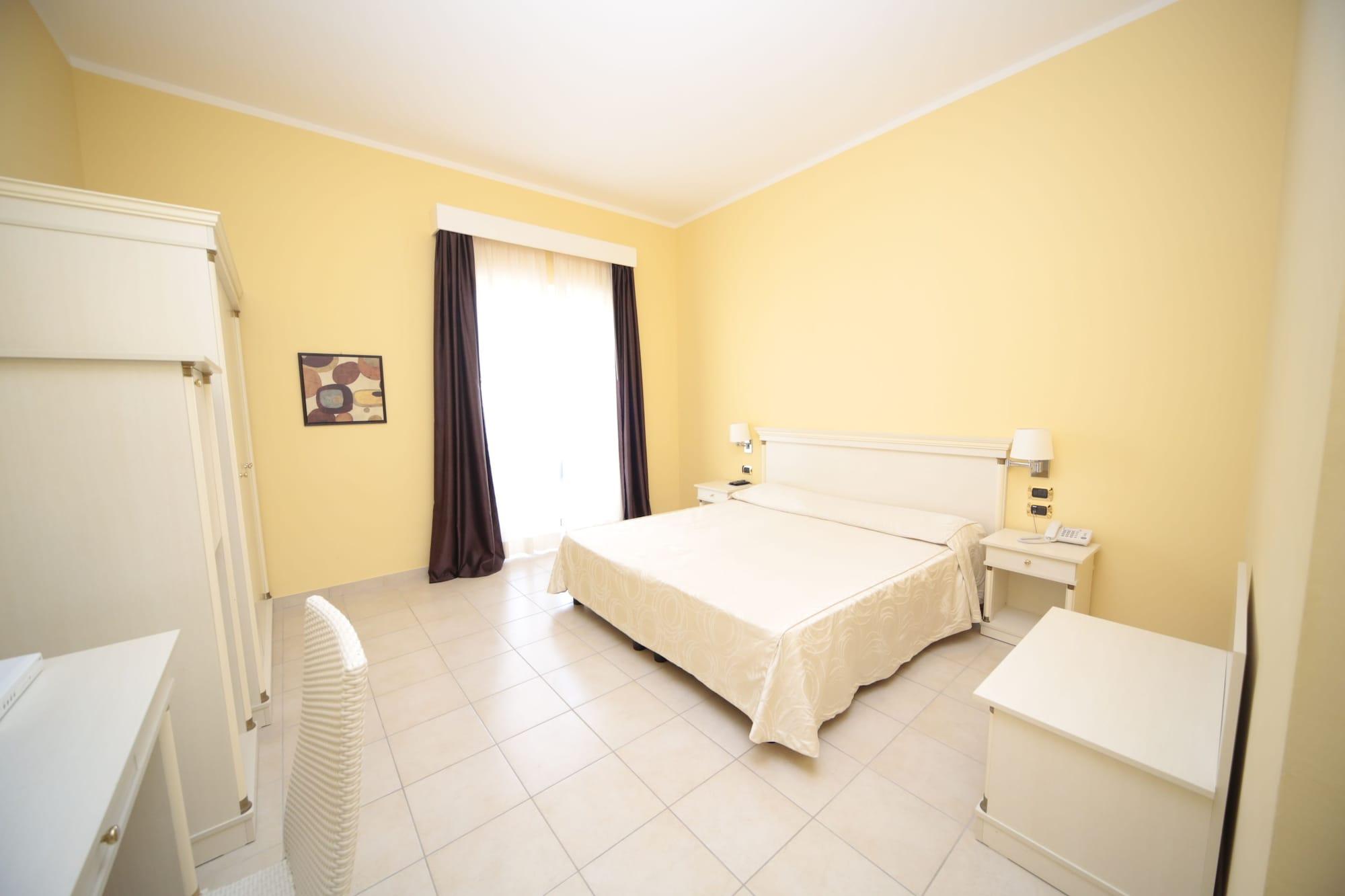 רוצ'לה איוניקה Club Hotel Kennedy מראה חיצוני תמונה
