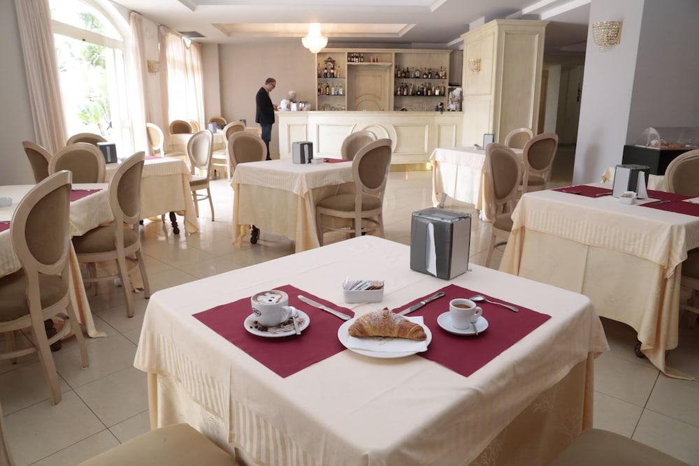 רוצ'לה איוניקה Club Hotel Kennedy מראה חיצוני תמונה