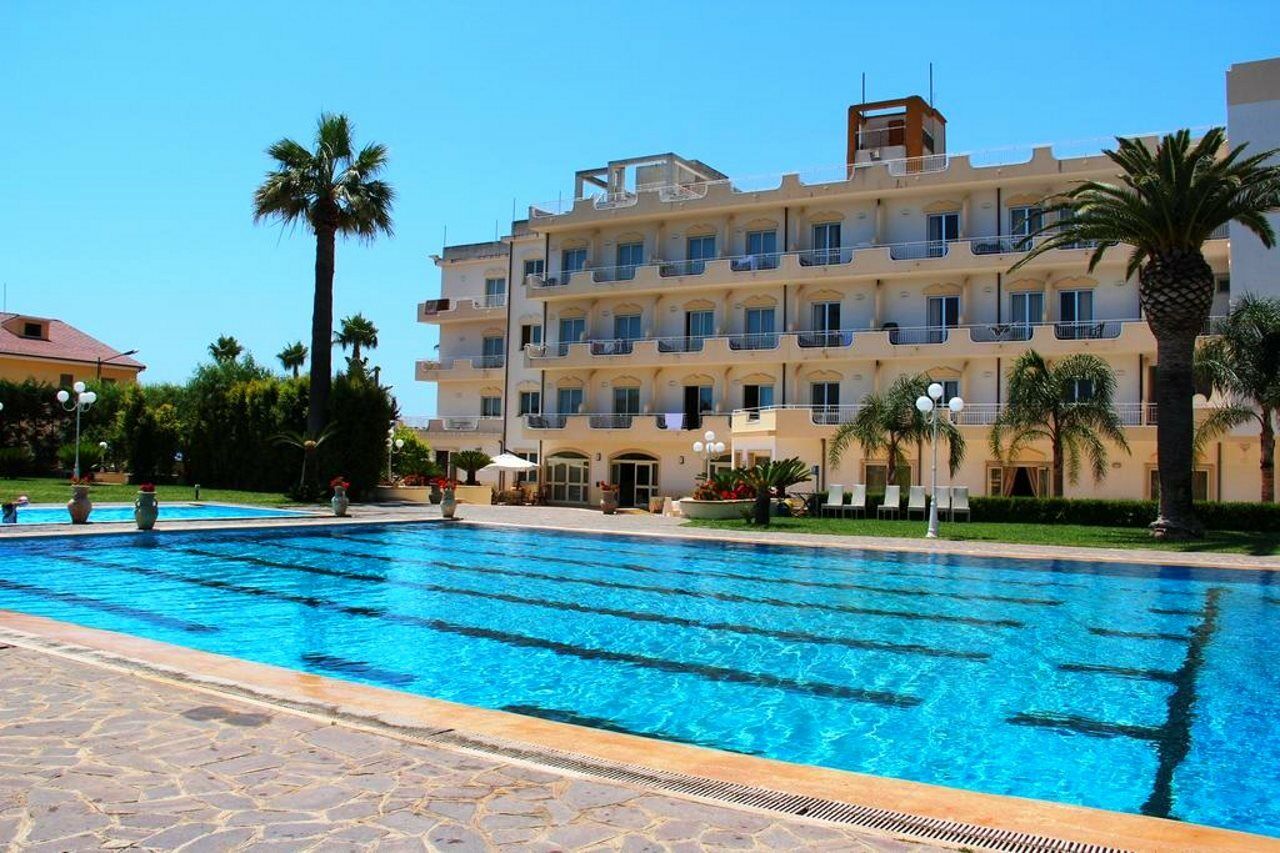 רוצ'לה איוניקה Club Hotel Kennedy מראה חיצוני תמונה